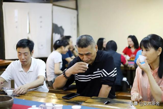 今大福德福品鉴会在“茶饰界”成功举办，班章古树霸气之韵令人倾倒