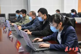 孩子上学40分钟等不来一趟公交，“十差不满意单位”上线现场郑重承诺整改图片
