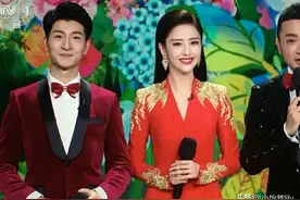 佟丽娅首次担任央视春晚主持人，红衣红唇状态佳图片