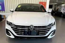 2021款大众CC到店，配装R-Line套件，车标下还带字母图片