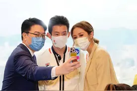 李家诚赠奥运健儿2000万，徐子淇风光与运动员合拍，霍震霆靠边站图片