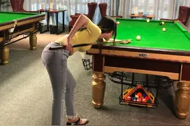 又一台球女裁判火了！穿旗袍进行比赛，迷人身材引发球迷热议图片