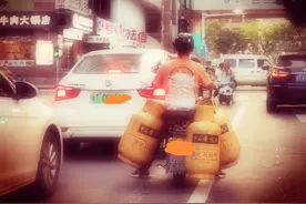 一个送气工的辗转逃离：送一瓶气只赚10块钱图片