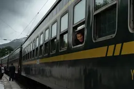 为什么火车上的屎尿要排到铁轨上？日积月累不会很脏吗？图片