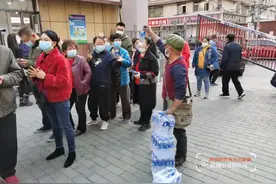 拾荒老人自费买矿泉水送到检测点，满头大汗的样子，暖到所有人图片