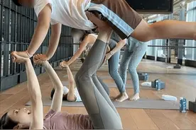 黎姿携3个女儿练瑜伽，身材纤细长腿瞩目，挑战高难度动作太厉害图片