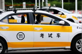 学员考科目二太紧张，不到10分钟就结束考试，下车后整个人又紧张起来！图片