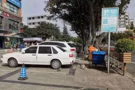 南充文化路占道停车乱收费，当事收费员遭理抹！图片