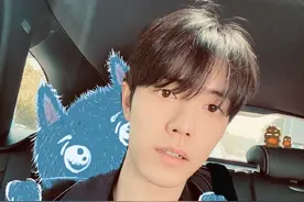 肖战绿洲晒车内自拍刘海微挡眼 肩膀挂小怪兽童心十足图片