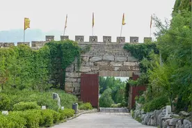 山东临沂有座古城建在山顶上，距今已有2000多年，人少景美图片