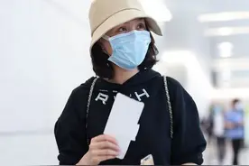 程莉莎扮嫩真有一套，43岁穿蓬蓬裙甜成初恋，难怪郭晓冬那么爱她图片