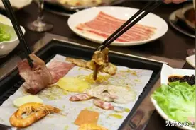 吃烤肉时, 服务员一直问要不要换纸, 其实是一种暗示, 你知道吗?图片