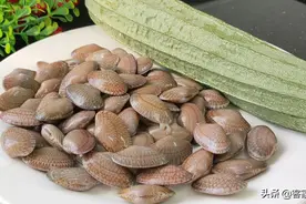 6月天热多给家人吃丝瓜，配上花甲做一锅，多汁味美，营养又下饭图片