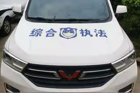 洛阳“综合执法车”不挂牌，还私装警灯上路执法，市民：明明是知法犯法图片