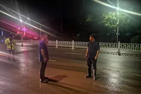 临渭区环卫中心：全员全域全天开展清淤，用心用情用力为民服务图片