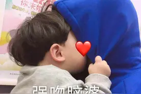 【萌娃表情包】爱你的人会为你弯腰低头图片