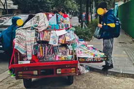 学校/幼儿园门口接孩子的人群中可能一半都不是父母图片