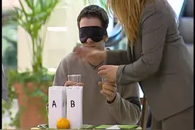 老外搞笑短剧场：商场搞笑试吃，两眼抹黑的感觉真是太搞笑了图片