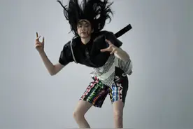 奚梦瑶挺孕肚拍大片，蹦蹦跳跳凹造型显大气，胶水粘满全脸超敬业图片