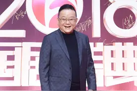 72岁王刚曝近照！运动无人陪好落寞，3婚娶小20岁娇妻惹人羡图片