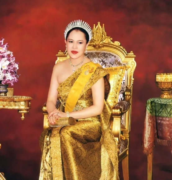泰国最美王妃：婆婆不给王冠她戴发卡更惊艳，当嫂子还得跪小姑子