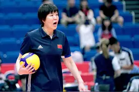 女排集训有点狠：朱婷受伤手腕缠绷带，袁心玥场边接受治疗图片