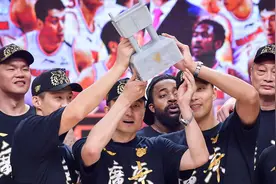 广东夺冠现场！杜锋笑容灿烂，朱芳雨遭亲吻，阿联的站姿令人心疼图片