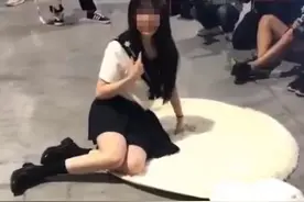 漫展JK少女被路人狂喷！那么问题来了，什么样的姿势才安全？图片