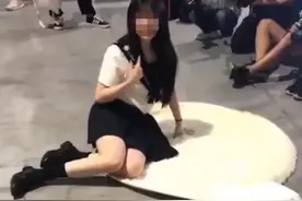 漫展JK少女被路人狂喷！那么问题来了，什么样的姿势才安全？图片