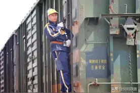 35℃！高温下坚守的铁路“钩子手”图片