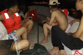 没力了！柳州四男三女划橡皮艇夜游柳江，划到萝卜洲时，他们划不动了图片