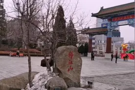 丹东锦江山公园闹中取静，登上山顶的锦江亭，可俯瞰丹东市区全景图片