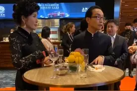 63岁巩汉林现身华鼎奖，身材消瘦过度，与同桌女演员互不言语图片