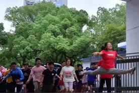 还记得那个走出考场跳“一字马”的女孩吗？她被中国美院录取了图片