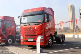 单程2800公里，双驱LNG平地板物流牵引咋选？图片