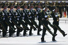 各国军人比拼踢正步：印度最滑稽，也门最欢脱，中国请回到裁判席图片