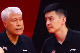 中国篮球教父感人至深，80岁蒋兴权批评杨鸣，78岁爱妻做感人举动图片