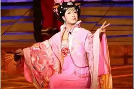 李玉刚终于舍得让妻子亮相，颜值自评，背景强大图片