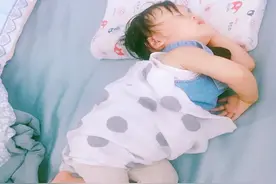 你家宝宝踢被子吗？儿科医生：孩子踢被子的7个原因，妈妈要知道图片
