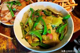 同事下班来我家蹭饭，婆婆把青西红柿端上桌，同事：分明是故意的图片