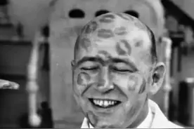 珍贵老照片：满脸唇印的男人、篮球队时期的奥巴马、半米长的蜈蚣图片