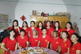 夫妻为拼儿子生12胎，年近半百如愿得子，如今过着“啃女”的生活图片
