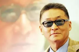 李敖有话说：龙应台的文章，好像用一张漂亮的纸，包了一个臭鸡蛋图片