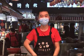 成都小伙暂营羊肉汤店，转型摆地摊卖小龙虾，一天营业额3000元图片