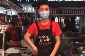 成都小伙暂营羊肉汤店，转型摆地摊卖小龙虾，一天营业额3000元图片
