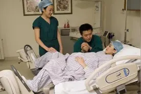 宝爸姓果，孕妈生产时喊出龙凤胎名字，护士拒绝说不行，宝爸笑了图片