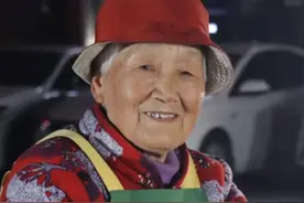 郑州96岁奶奶摆摊走红后：我们最不愿看到的一幕，还是发生了图片