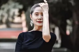 被这位奶奶的装扮圈粉，70岁高龄穿半身裙配高跟鞋，美丽优雅时尚图片