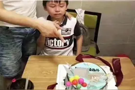 孩子过生日，妈妈预定“最残忍蛋糕”，揭箱后男孩情绪失控：恨你图片