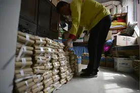 沈阳男子用66万元硬币买车，1320捆有4吨重，10人花1小时才搬进店图片